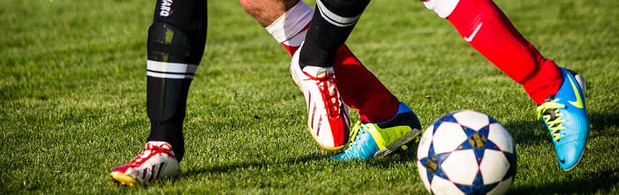 Barn spiller fotball. Foto.