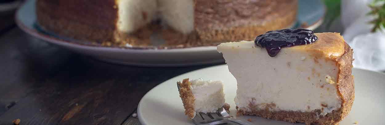 Ostekake på fat. Illustrasjon.